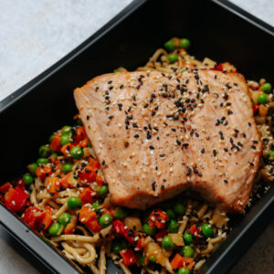 Gebakken zalmmoot met oosterse wok